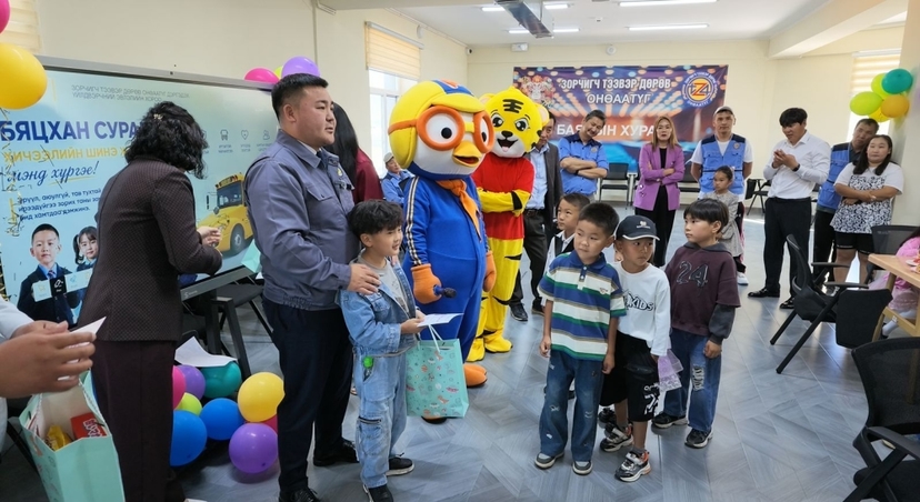 “Зорчигч тээвэр дөрөв” ОНӨААТҮГ ажилчдынхаа нэгдүгээр ангид элсэн орох 36 хүүхдэд дүрэмт хувцас авах эрхийн бичиг гардууллаа