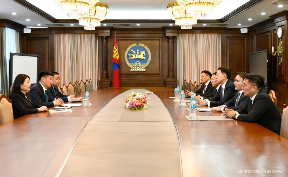 Улсын Их Хурлын дарга С.Бямбацогт парламент дахь таван намын удирдлагатай уулзаж, санал солилцлоо