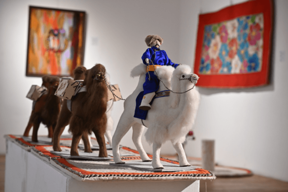 Эсгий урлалын үзэсгэлэнг толилуулж байна