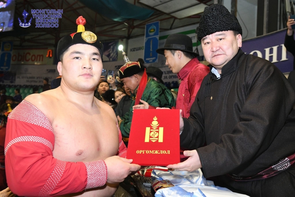 Морь жилийн эхний барилдаанд Э.Батмагнай арслан түрүүллээ