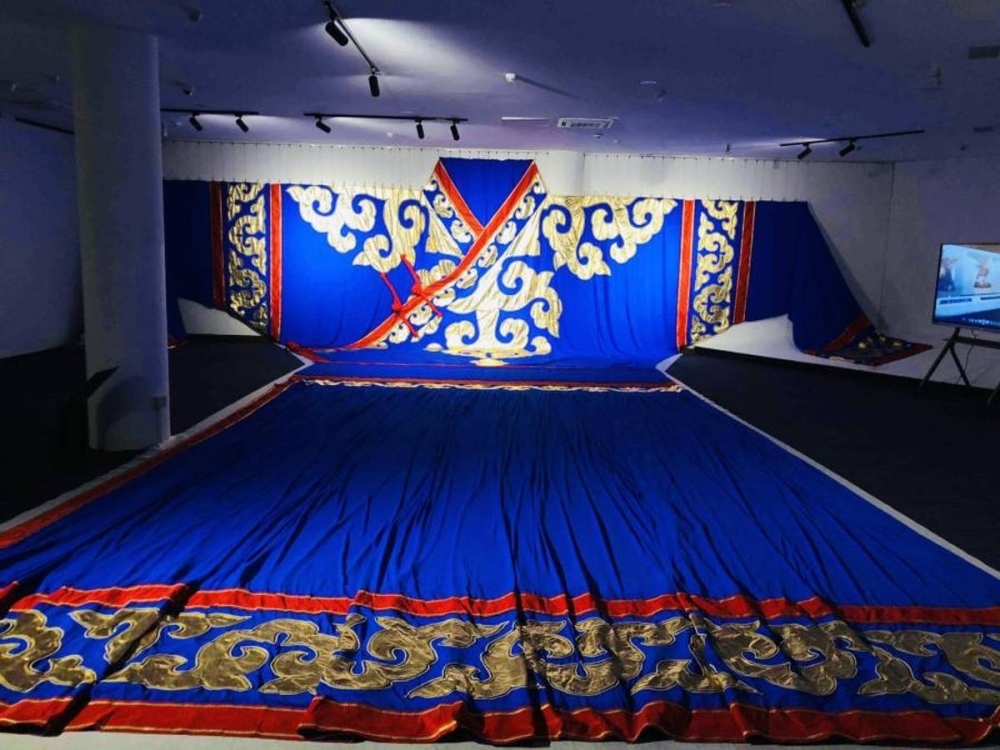 Дэлхийн хамгийн том дээл “Чингис хаан” үндэсний музейд олны хүртээл болж байна