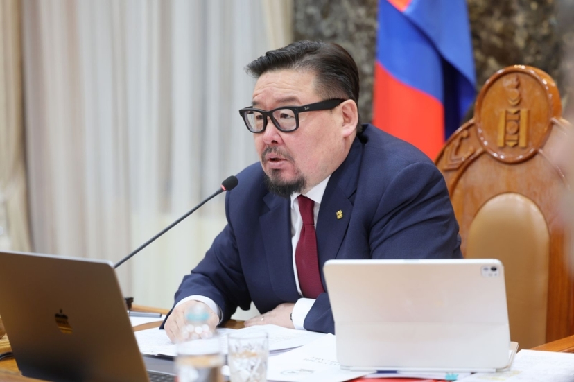 Ерөнхий сайд Г.Занданшатар Эрчим хүчний сайд Б.Чойжилсүрэнд нэг сарын хугацаатай үүрэг өглөө