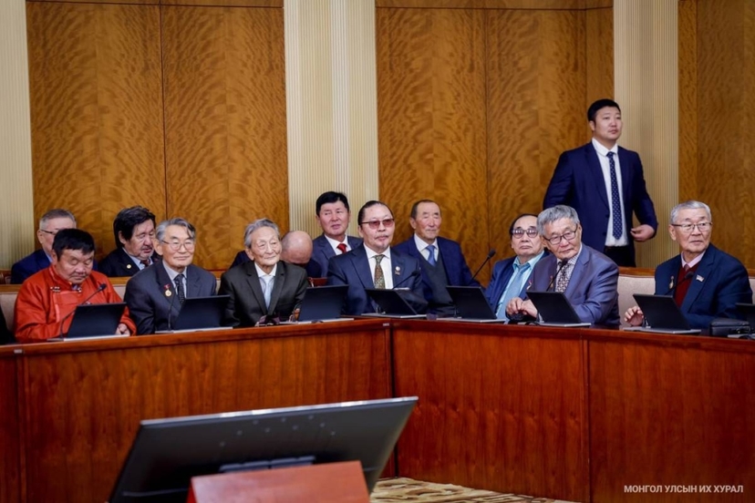 Шинэ Үндсэн хууль баталсан АИХ-ын 430 депутатын 195  нь энх тунх байна