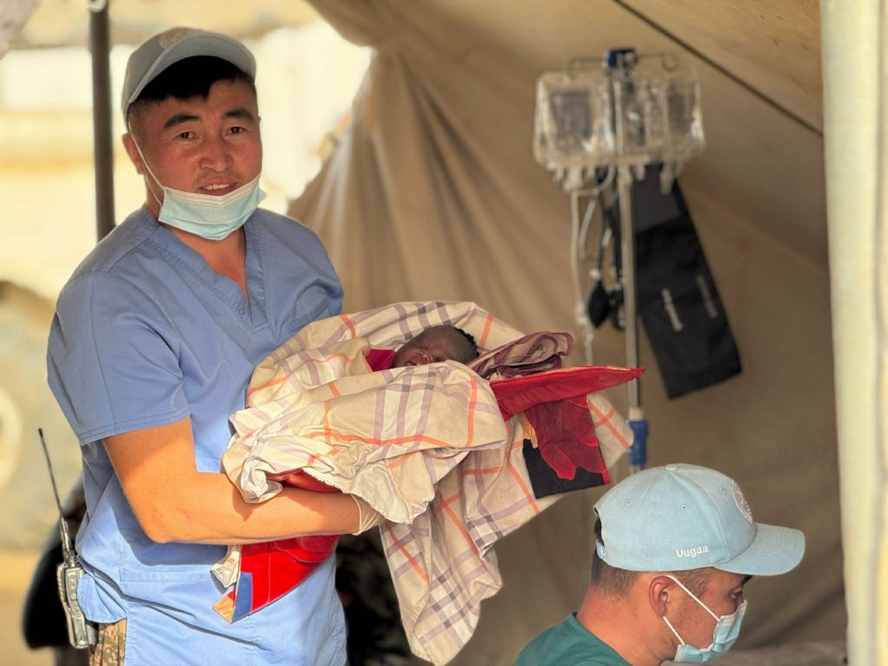 Монгол цэргүүд 1400 гаруй иргэнийг хамгаалалтад авч, эх нярайг эсэн мэнд амаржууллаа