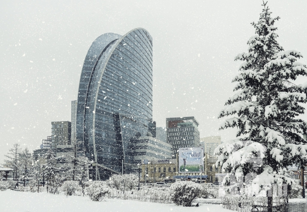 Улаанбаатарт цас орж, цасан шуурга шуурна