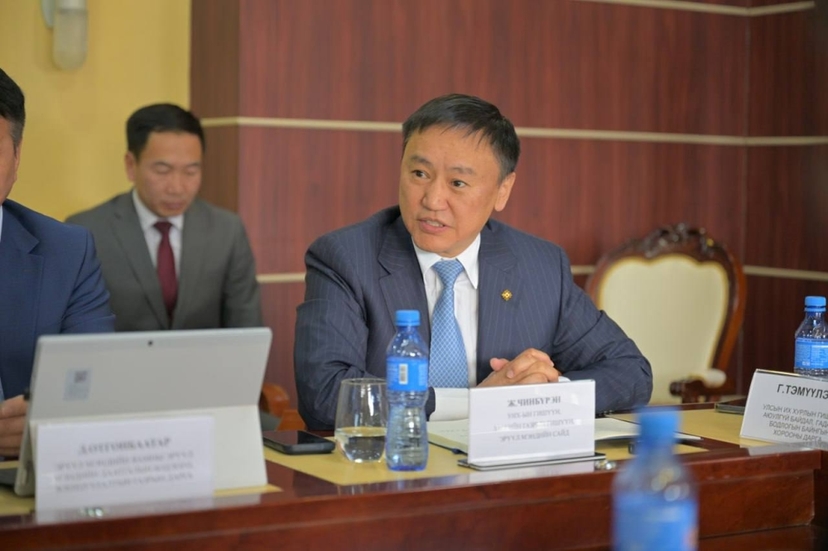 Эрүүл мэндийн сайд ес дэх аймагтаа ажиллаж байна