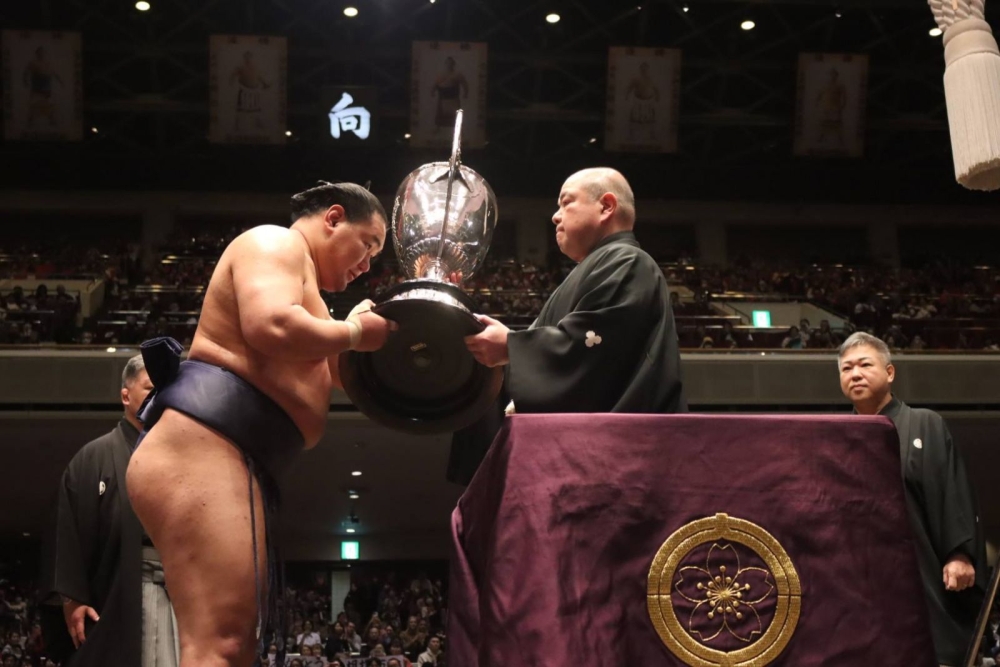 74 дэх ёкозүна Хошёорюү Бүх Японы рикиши буюу сумочдын тэмцээнд түрүүлжээ.