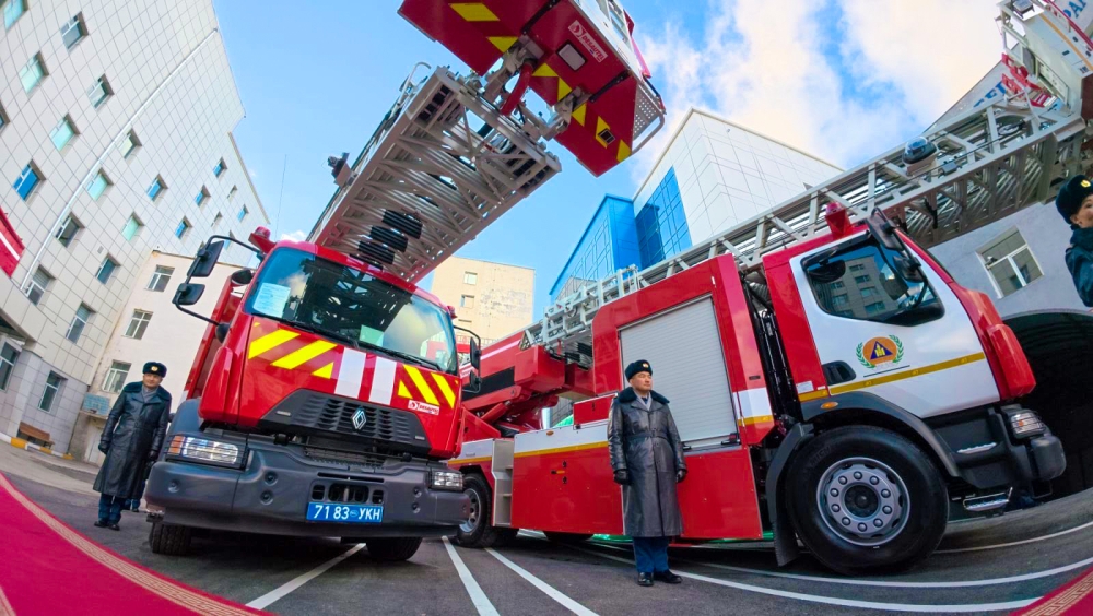 ТӨСЛИЙН ХҮРЭЭНД НИЙЛҮҮЛЭГДСЭН ГАЛ ТҮЙМЭР УНТРААХ 42М УРТТАЙ АВТОМЕХАНИК ШАТНЫ 2 АВТОМАШИНЫГ ХҮЛЭЭЛГЭН ӨГЛӨӨ