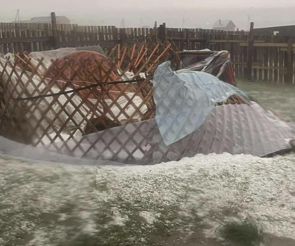 Нөөлөг салхины улмаас барилгуудын дээвэр, айлуудын гэр нурсан байна