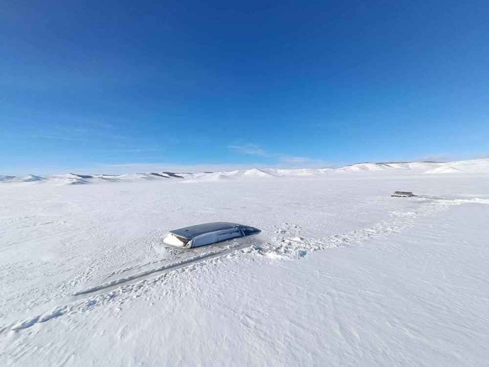 Гол, нуурын мөс цөмөрч, дөрвөн автомашин живжээ