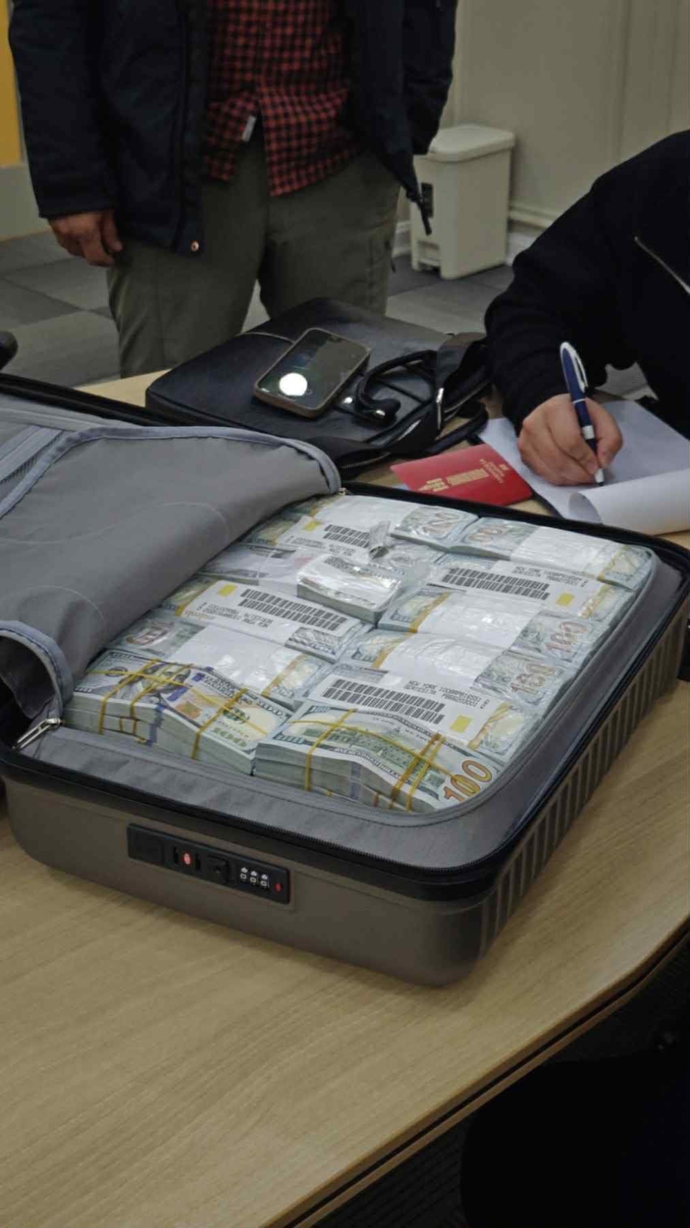 Монгол улсын хилээр их хэмжээний валют гаргадаг бүлэг этгээдүүдийг илрүүлжээ