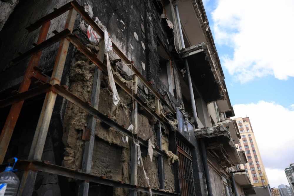 Дэлбэрэлтэд өртсөн 207 дугаар байрыг буулгаж эхэллээ