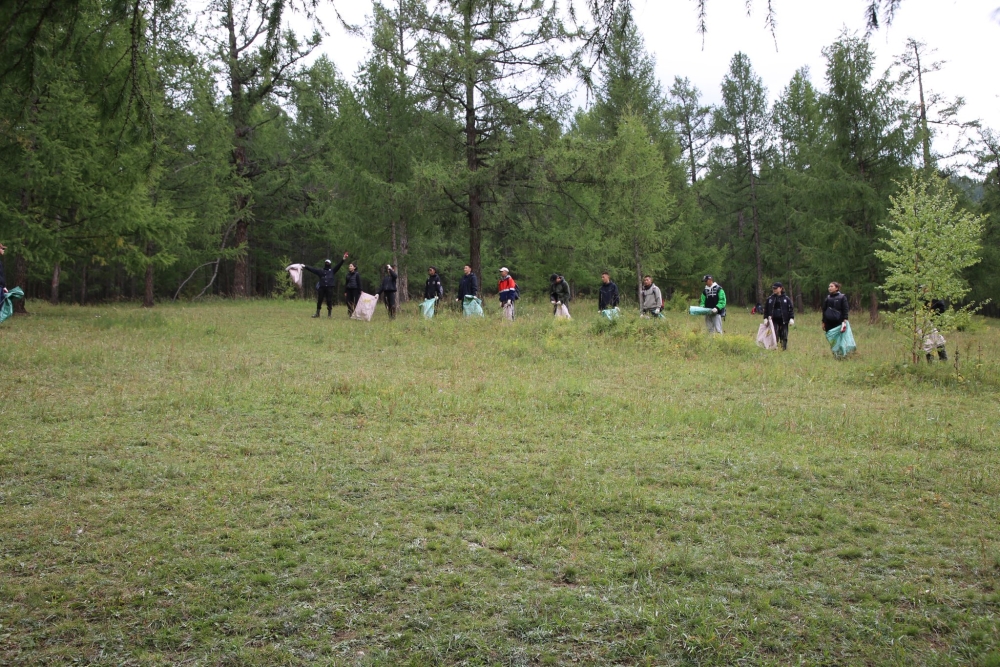 Нийслэлийн ногоон бүсийн хог хаягдлыг цэвэрлэж байна